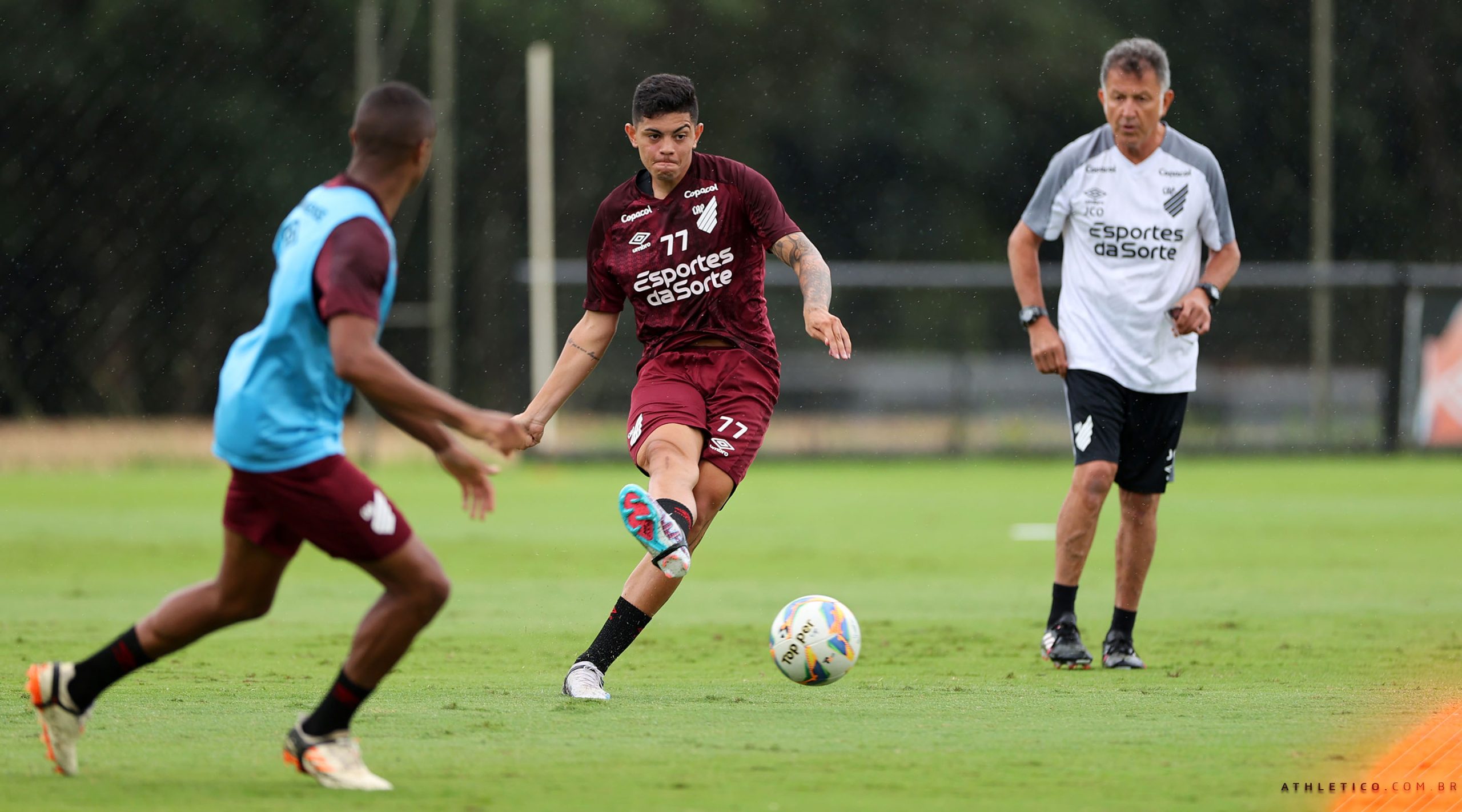 Kawan em treino pelo Athletico ao lado de Osorio - (Foto: Cahuê Miranda/Athletico)