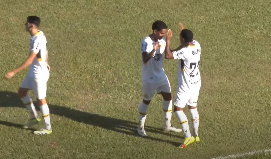 Capella comemorando com equipe após marcar seu segundo gol na partida (Foto: Reprodução/Transmissão)