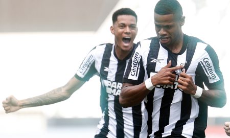 Júnior Santos comemorando o primeiro gol do Botafogo.