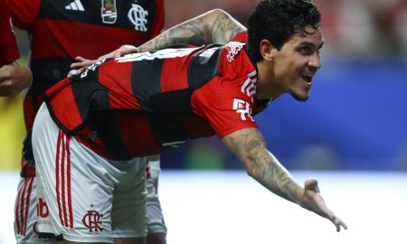 Pedro comemorando gol com a camisa do Flamengo (Foto: Marcelo Cortes/Flamengo)