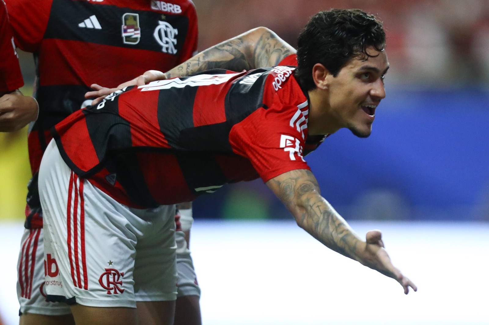 Pedro comemorando gol com a camisa do Flamengo (Foto: Marcelo Cortes/Flamengo)