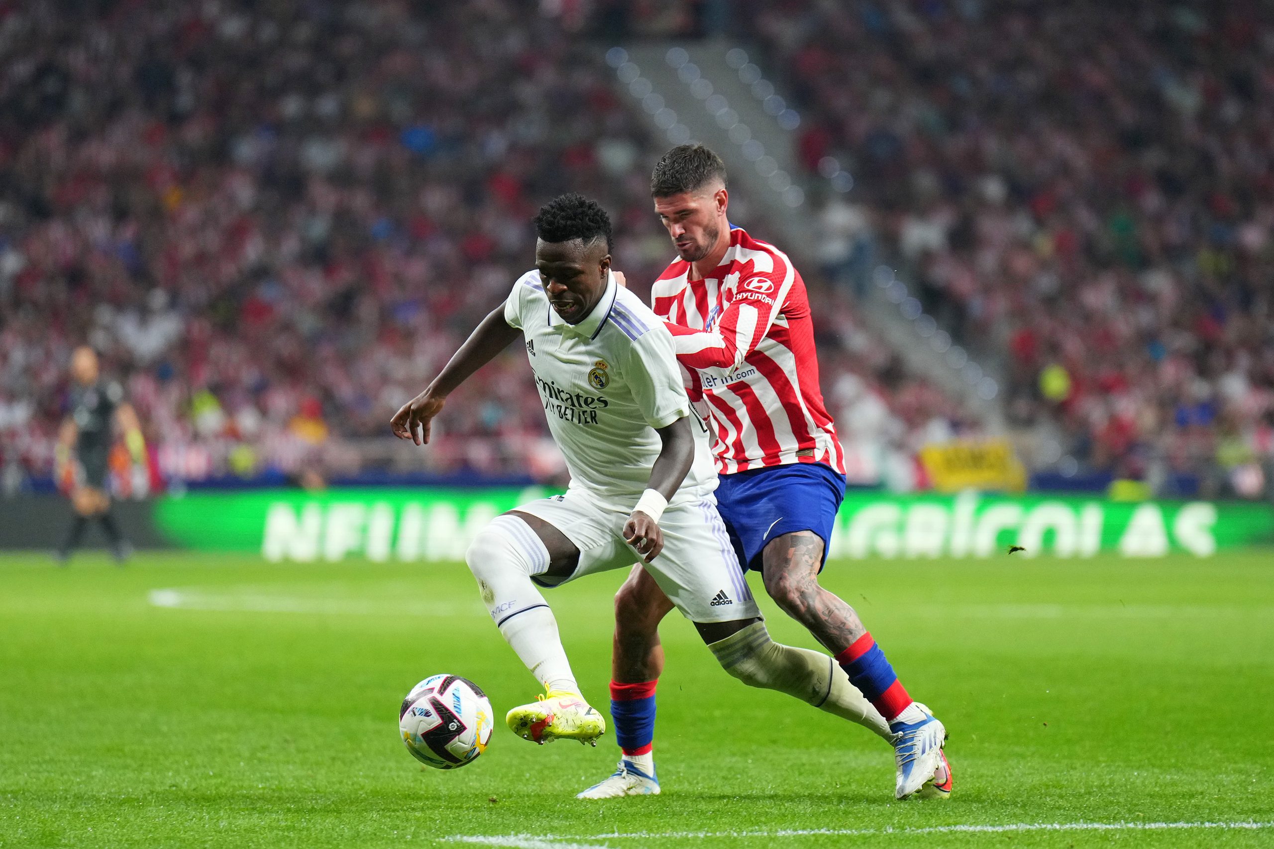 Vini e De Paul em disputa de bola durante o clássico (Photo by Angel Martinez/Getty Images)