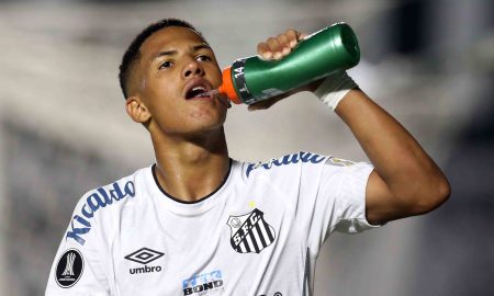 Ângelo deixou o Santos em julho de 2023 (Photo by Guilherme Calvo-Pool/Getty Images)
