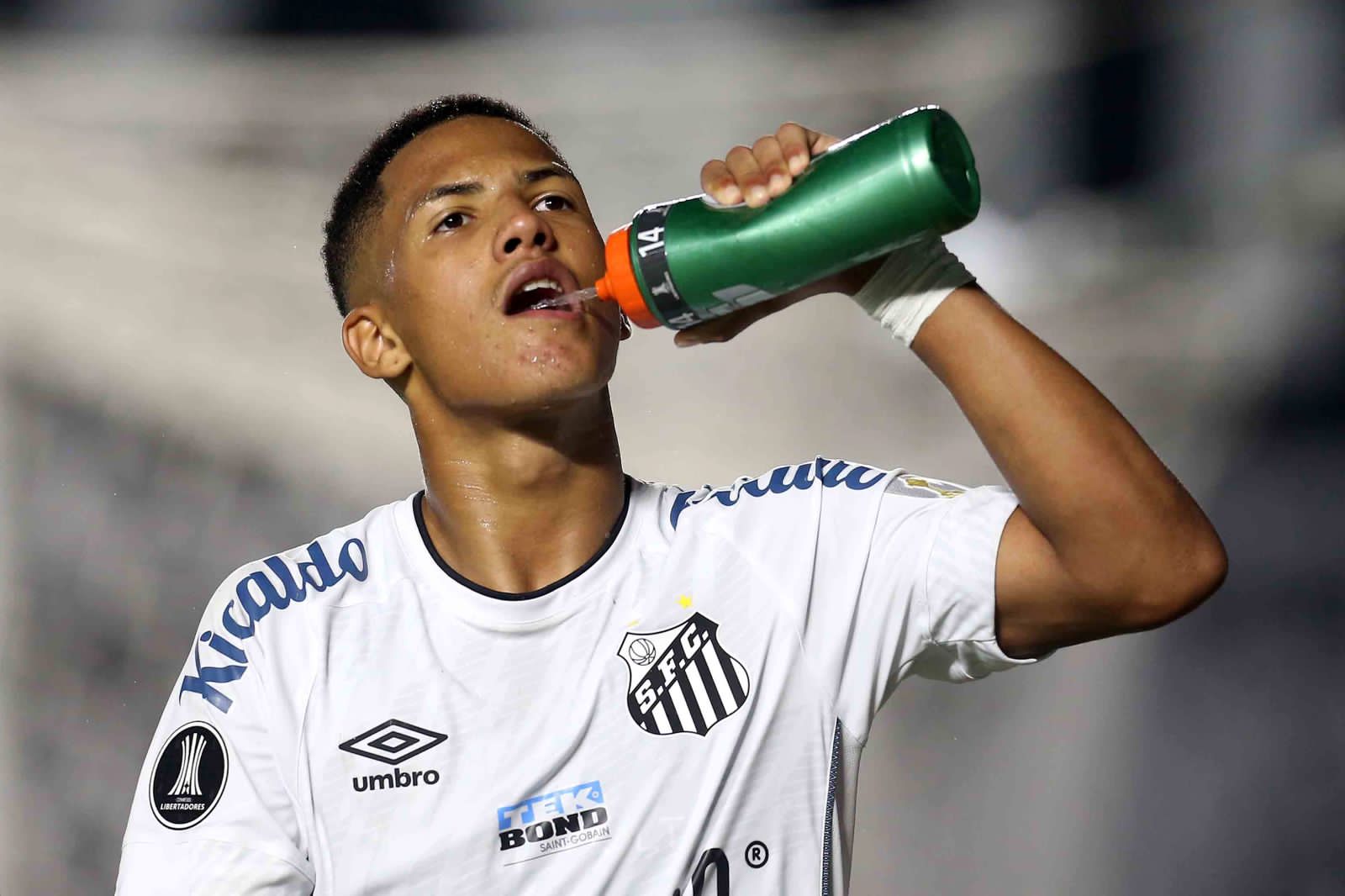 Ângelo deixou o Santos em julho de 2023 (Photo by Guilherme Calvo-Pool/Getty Images)