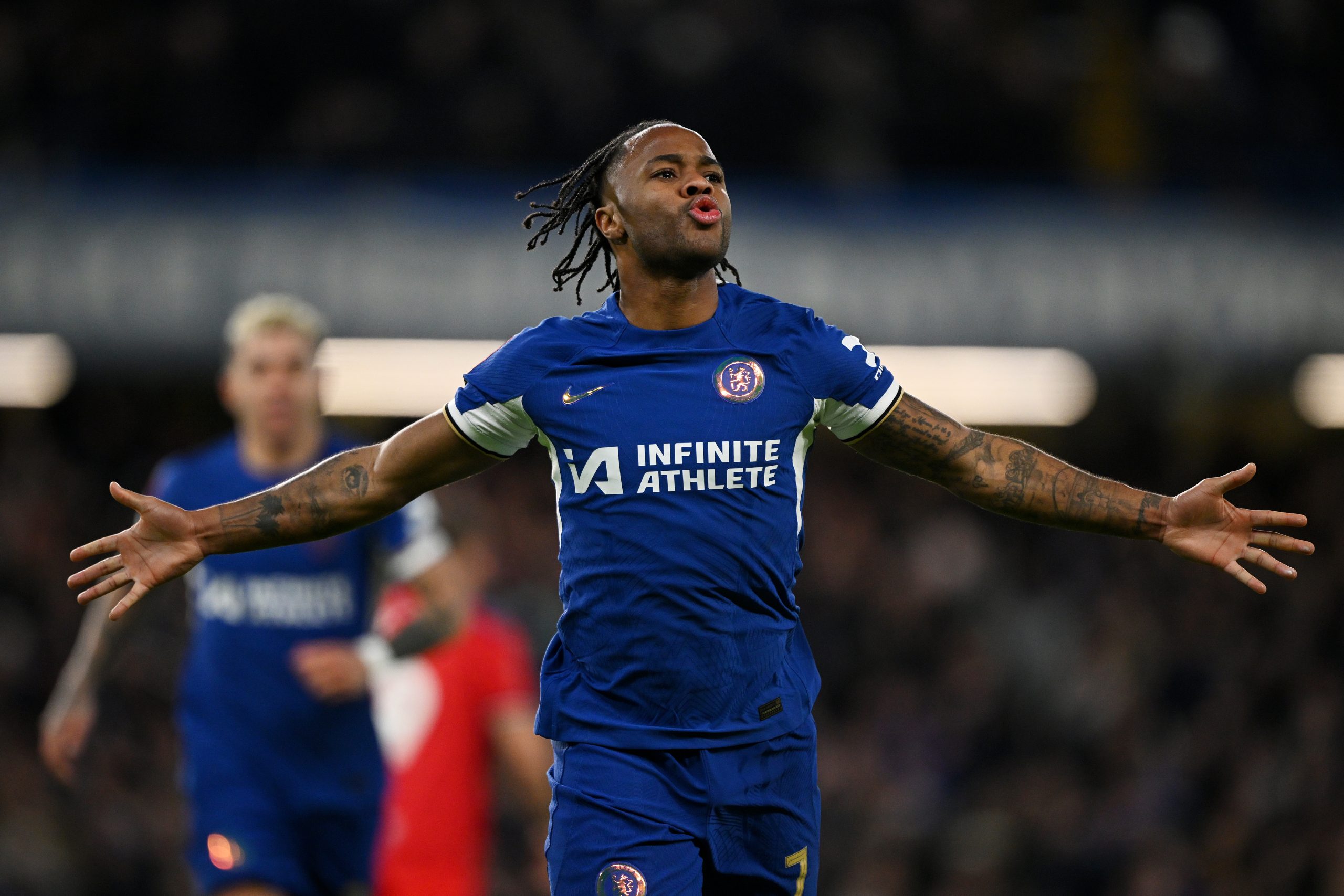 Sterling comemora gol do Chelsea (Foto: Clive Mason/Getty Images)