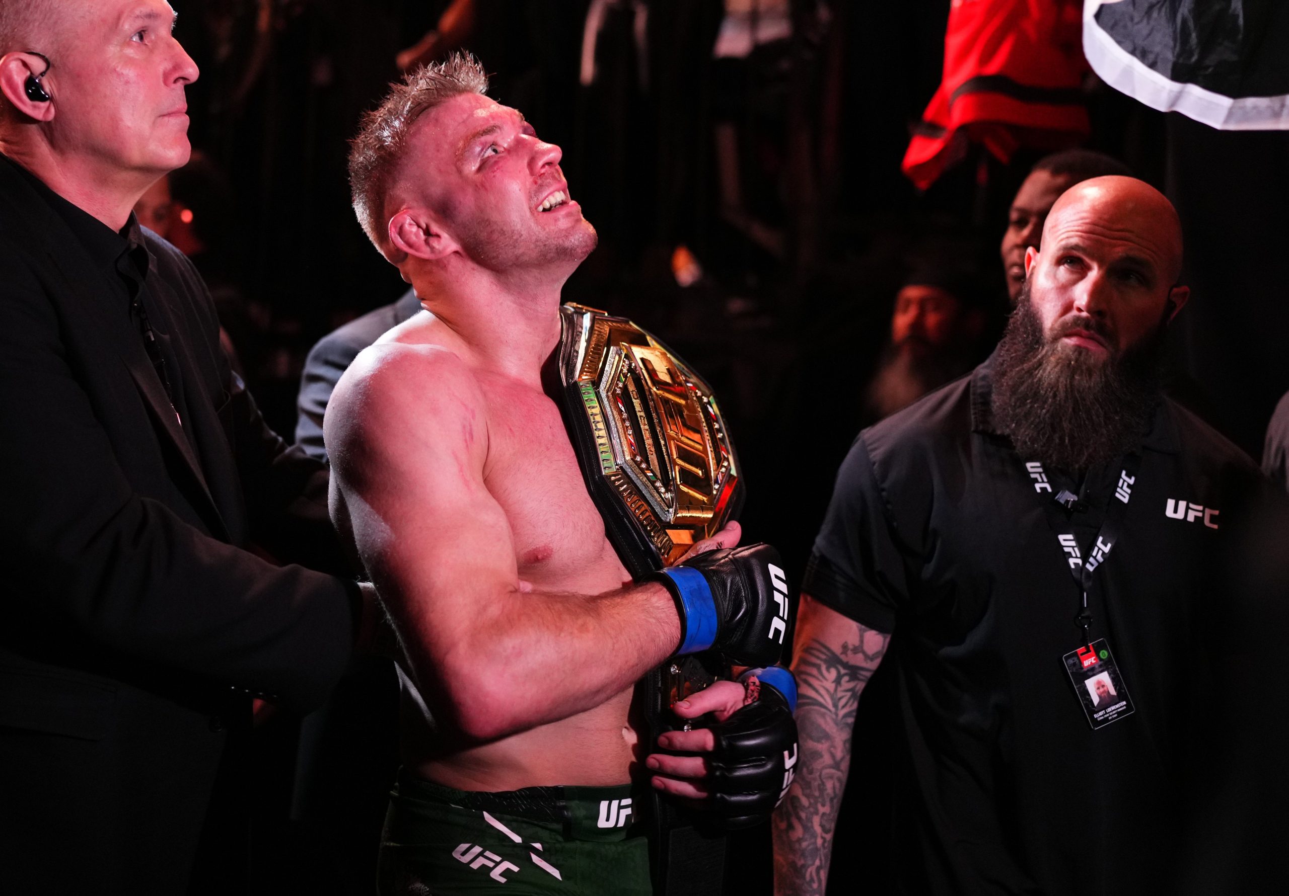 Dricus du Plessis com o cinturão do UFC (Foto: Divulgação/UFC)