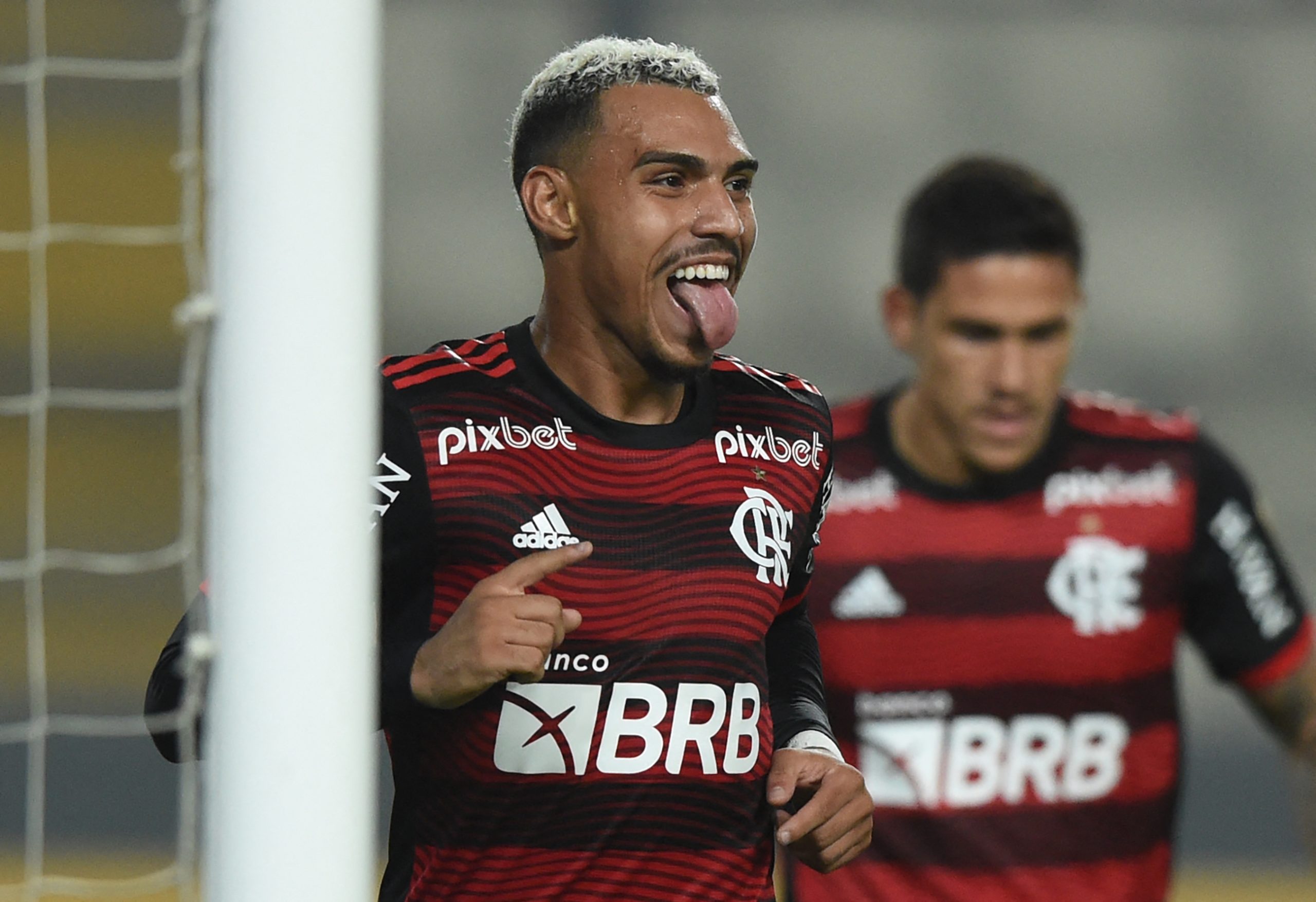 Matheuzinho com a camisa do Flamengo (Photo by ERNESTO BENAVIDES/AFP via Getty Images)