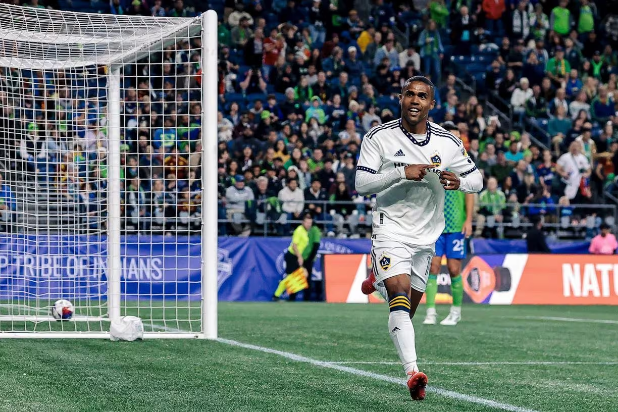 Douglas Costa marcou 8 gols em 51 jogos pelo LA Galaxy, da MLS, na última temporada — Foto: LA Galaxy/Divulgação