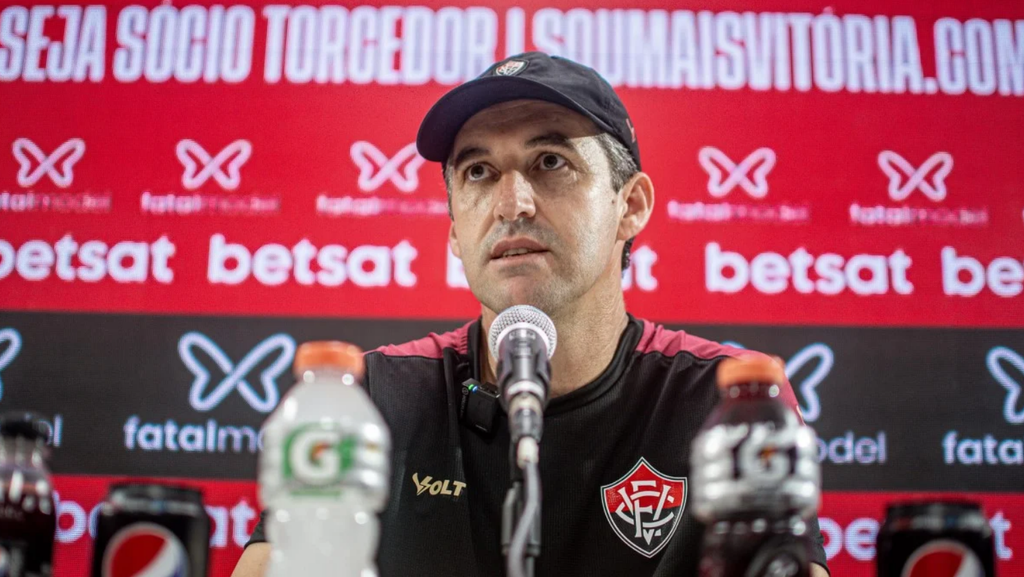 Léo Condé em coletiva do Vitória (Foto: Victor Ferreira/EC Vitória)