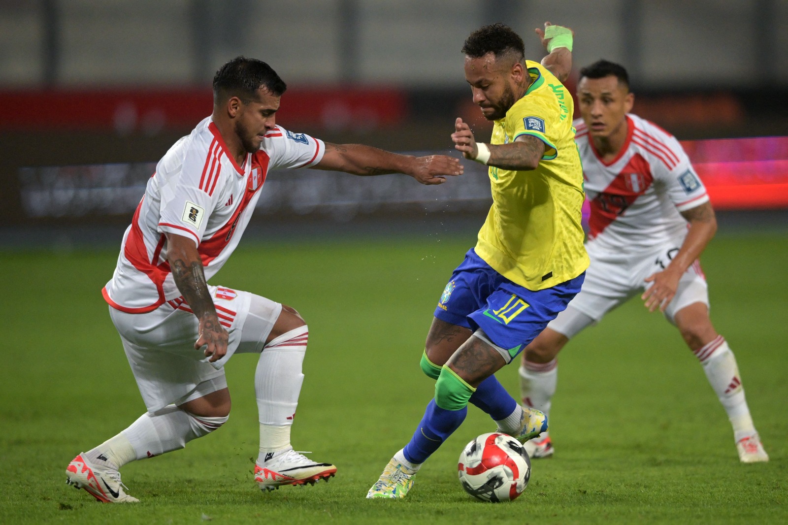 Trauco em ação no duelo de Peru x Brasil - (Foto: ERNESTO BENAVIDES/AFP via Getty Images)