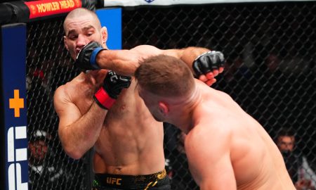 Luta entre Strickland e du Plessus (Foto: Divulgação/UFC)
