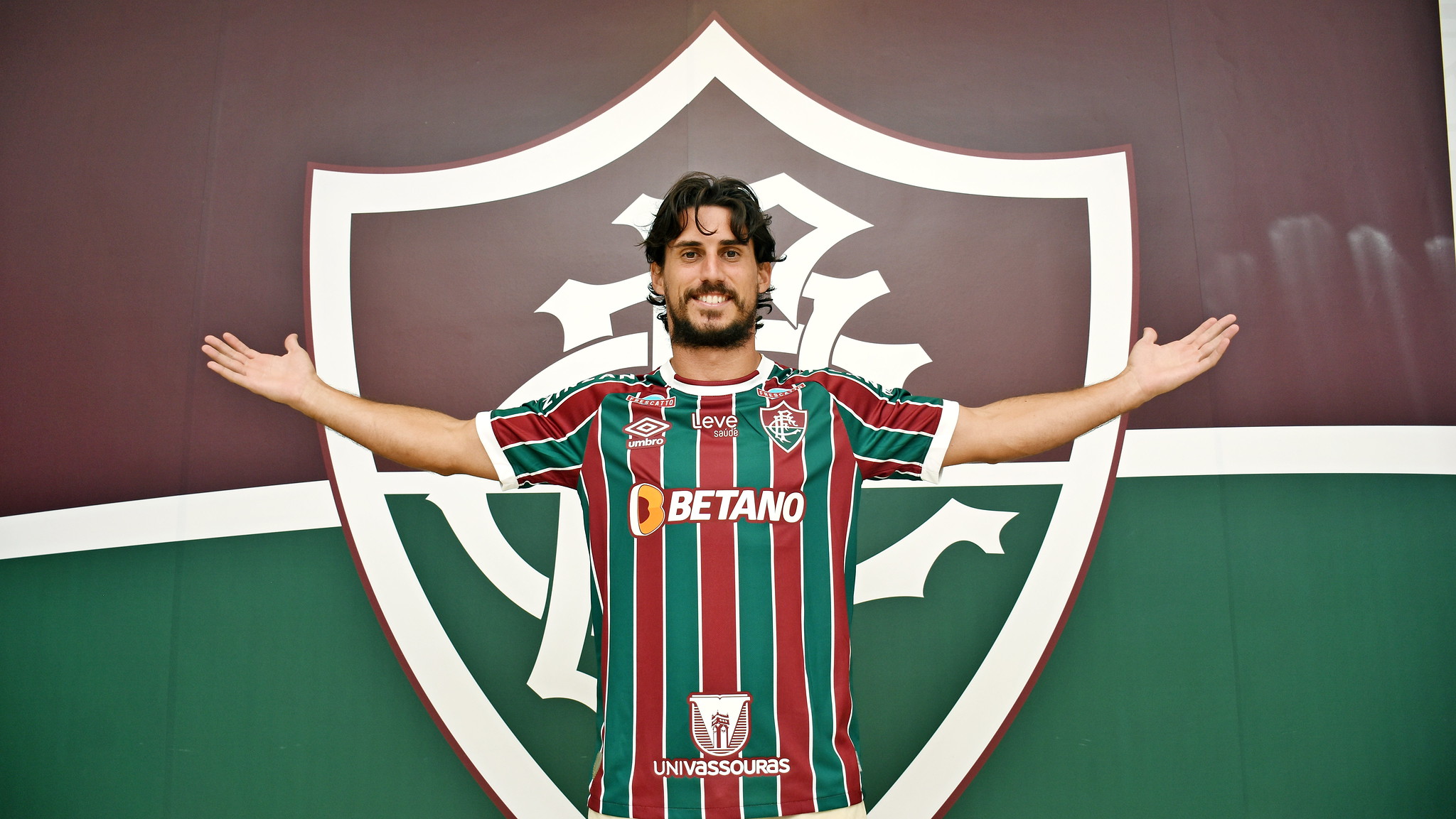 Volante assinou com o Fluminense em definitivo por três anos (Foto: Maílson Santana/Fluminense)