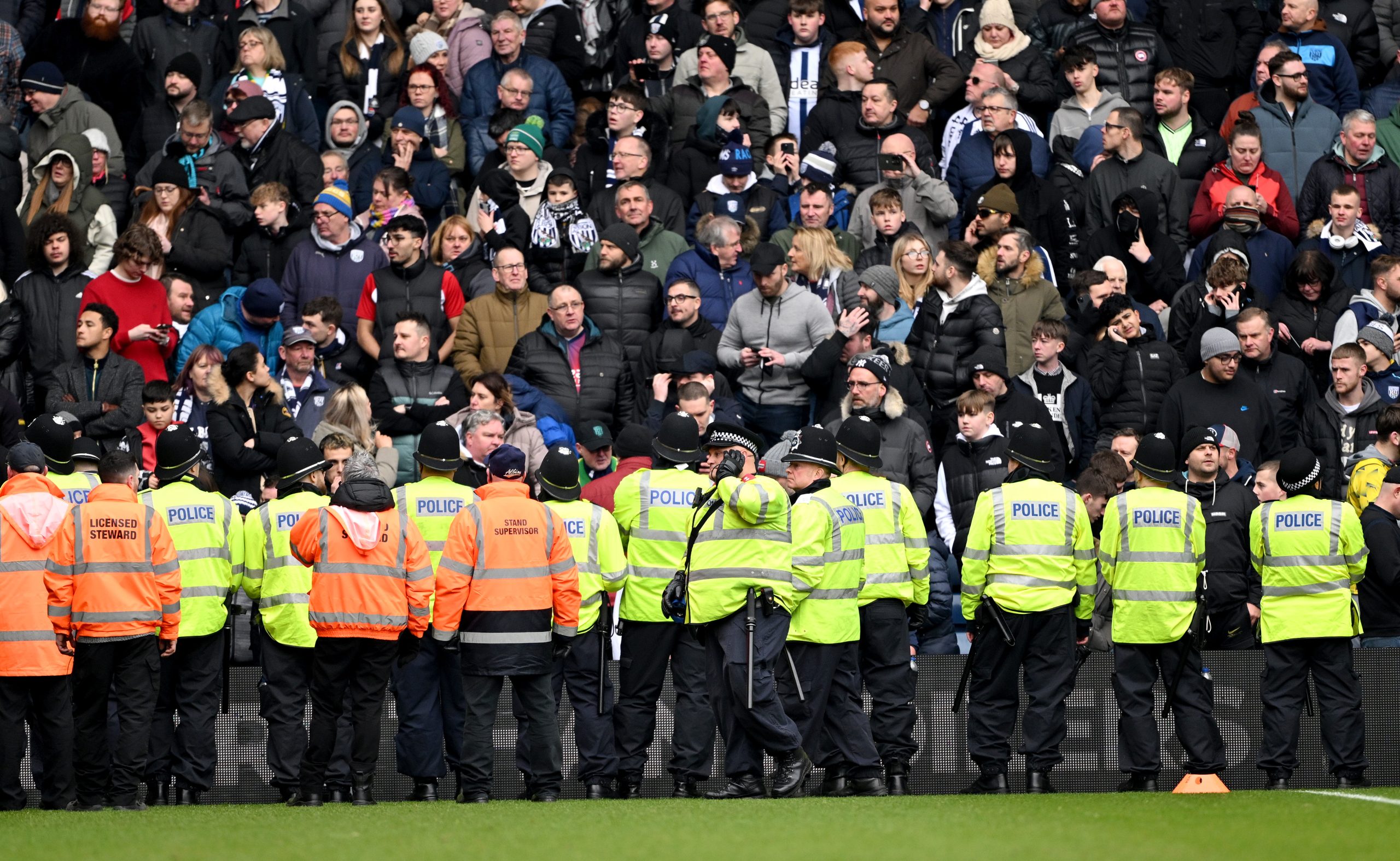 Policiamento fez barreira de proteção (Foto: Shaun Botterill/Getty Images)