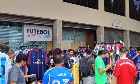 Colecionadores de camisas de time reunidos no estádio do Pacaembu (Foto: Thomaz Henrique)