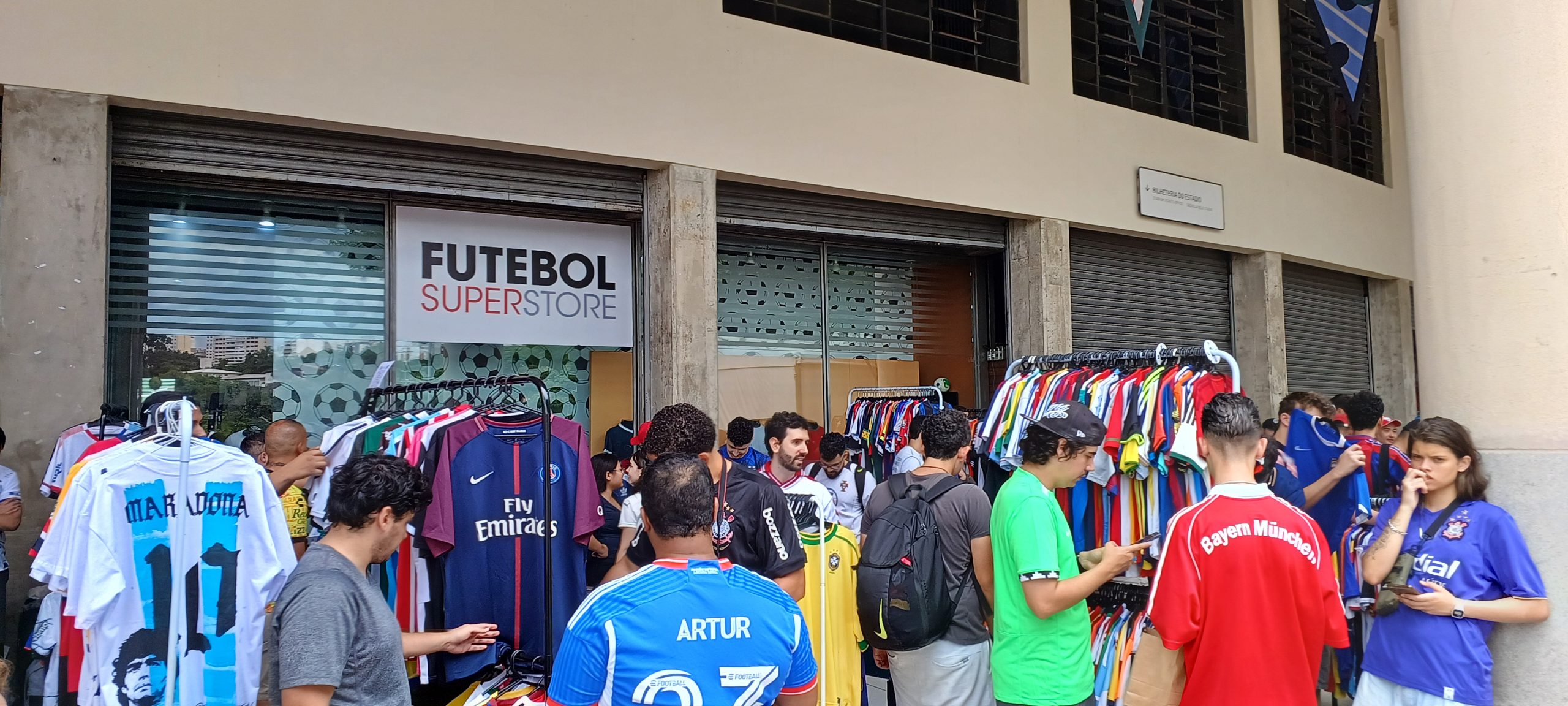 Colecionadores de camisas de time reunidos no estádio do Pacaembu (Foto: Thomaz Henrique)