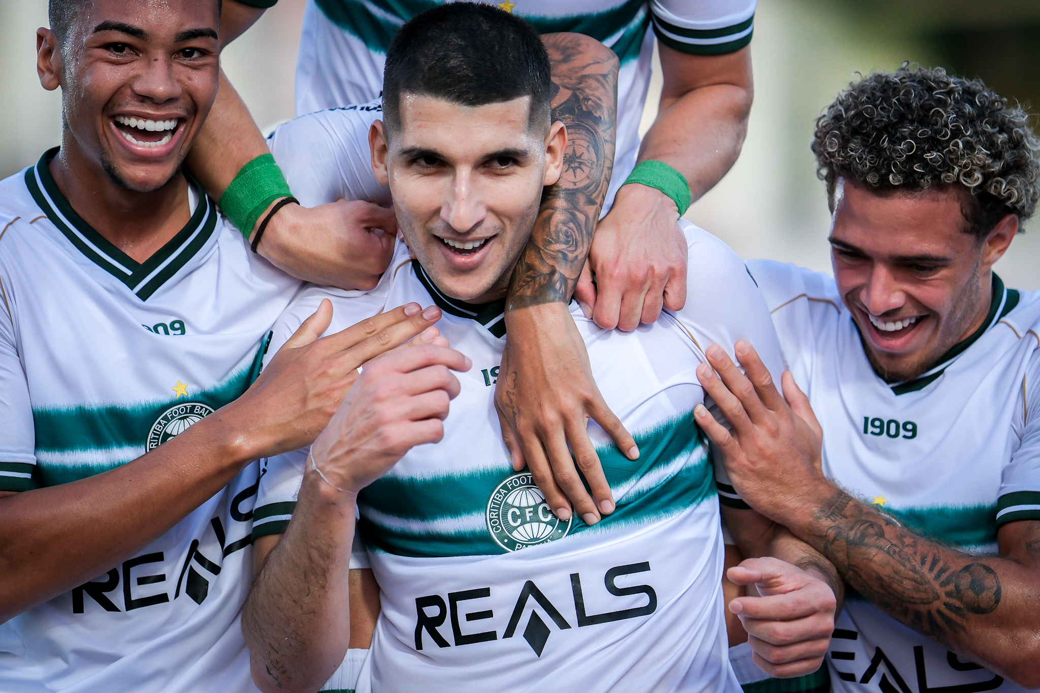 Jogadores do Coritiba comemorando gol (Foto: Gabriel Thá/Coritiba)