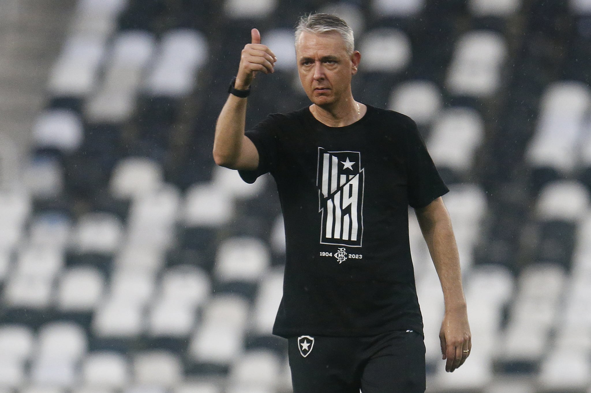 Tiago Nunes se manifesta (Foto: Vitor Silva/Botafogo)