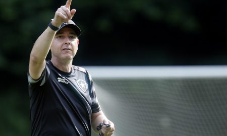 Tiago Nunes busca melhorar rendimento do Botafogo (Foto: Vitor Silva/Botafogo)