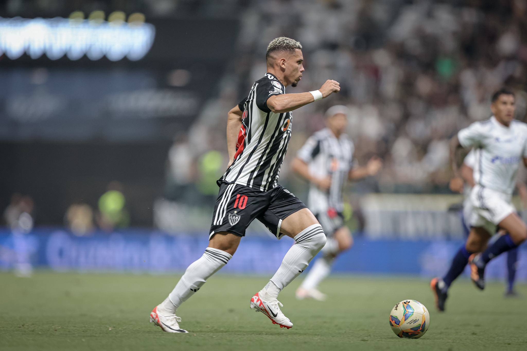 Paulinho pouco apareceu no jogo (Foto: Pedro Souza / Atlético)