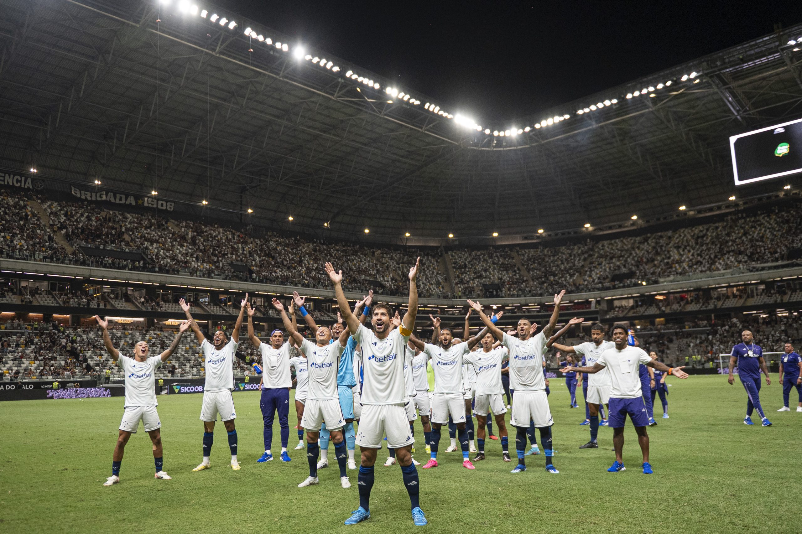 Jogadores do Cruzeiro comemorando pós vitória contra o Atlético (Foto: Staff Images / Cruzeiro)