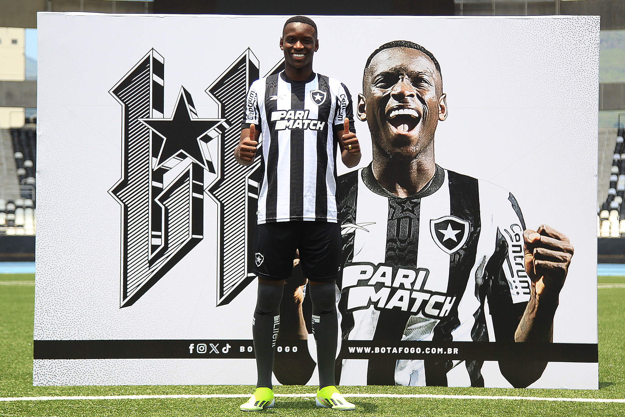 Luiz Henrique na em sua apresentação oficial ao Botafogo (Foto: Vitor Silva/Botafogo)