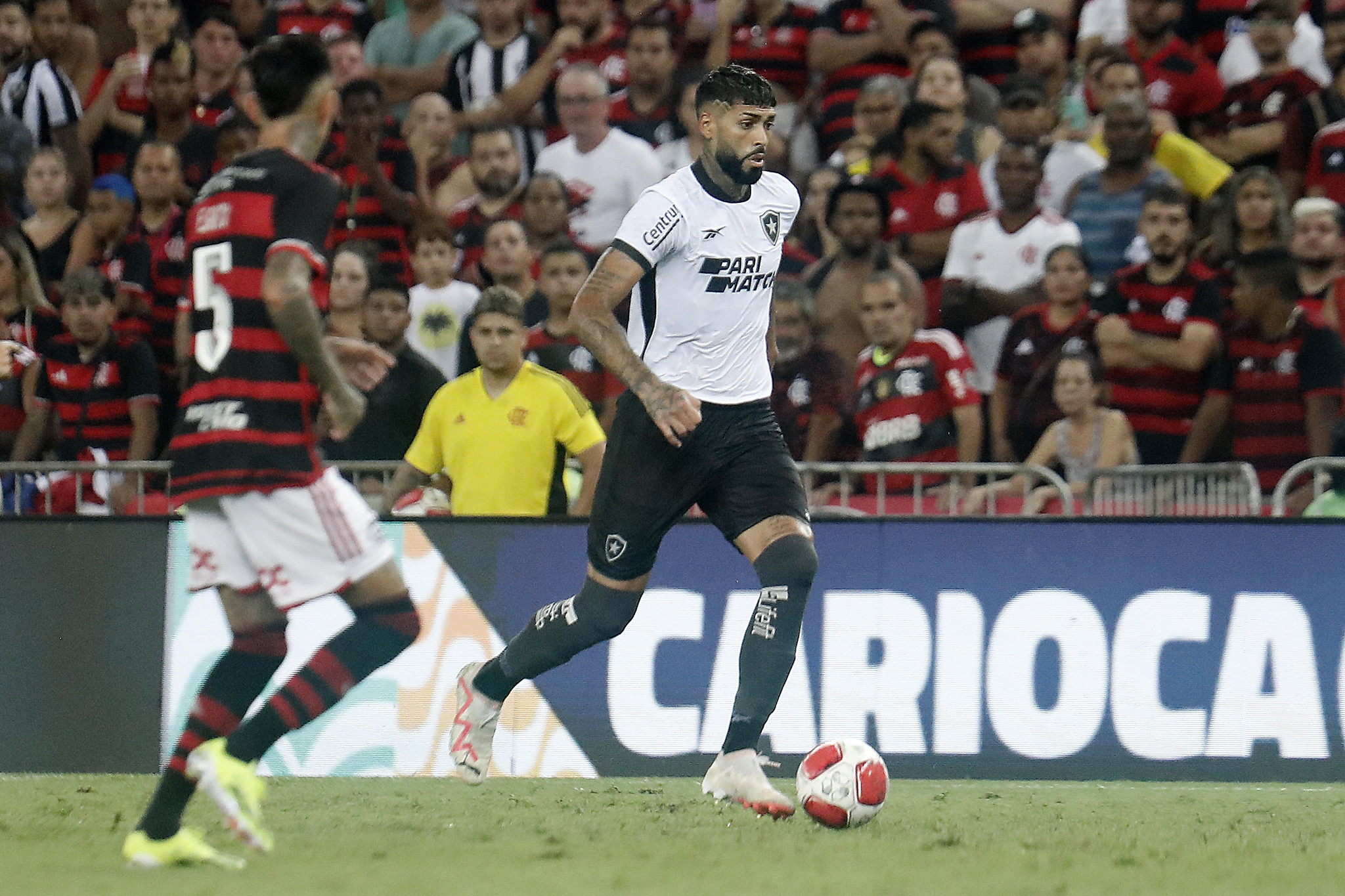 Alexander Barboza durante a partida diante do Flamengo (Foto: Vitor Silva/Botafogo)