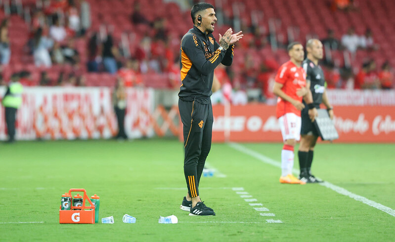 Lucho González comandando o Inter no Beira-Rio.