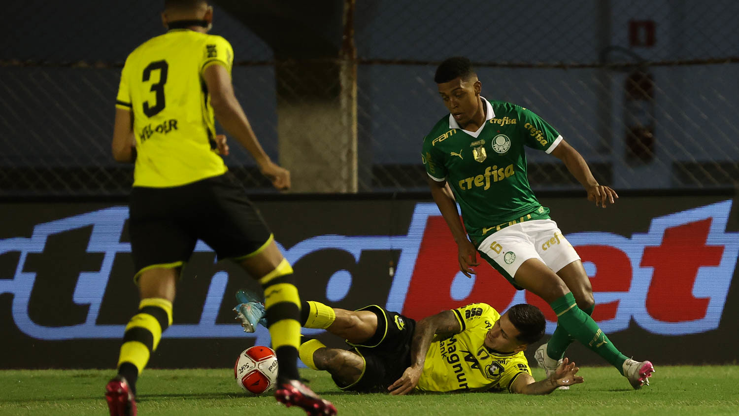 Vanderlan, do Palmeiras, em disputa de bola no confronto contra o São Bernardo. (Foto: Cesar Greco/Palmeiras).