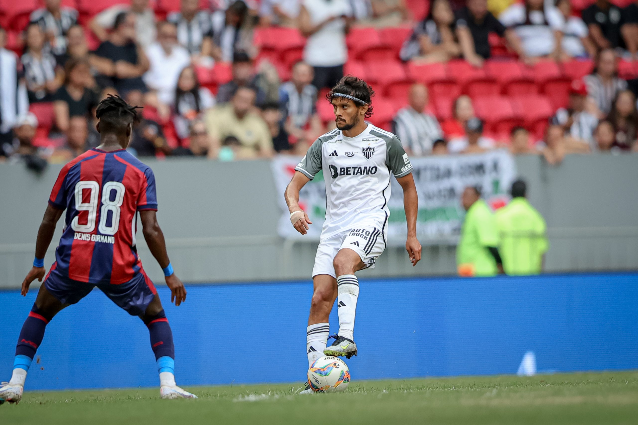 Gustavo Scarpa com a camisa do Atlético Mineiro