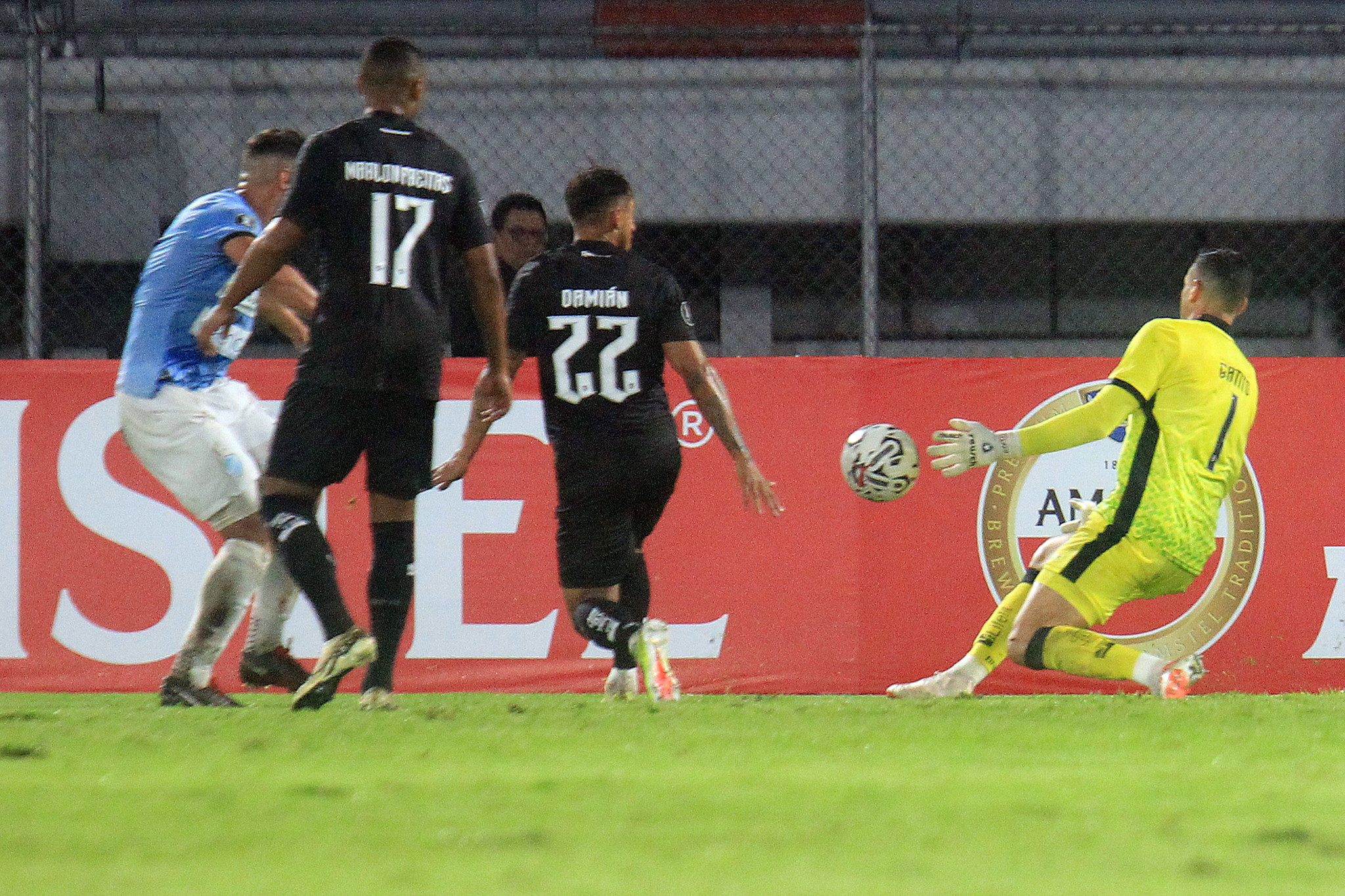 Gatito fazendo uma defesa diante do Aurora (Foto: Vitor Silva/Botafogo)