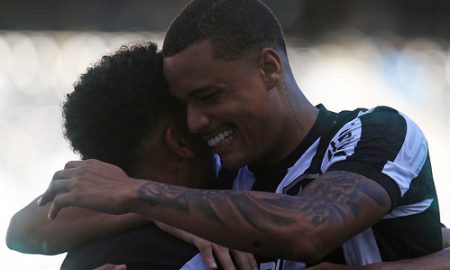 Janderson e Kauê comemoram um gol marcado (Foto: Vitor Silva/Botafogo)