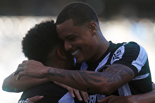 Janderson e Kauê comemoram um gol marcado (Foto: Vitor Silva/Botafogo)