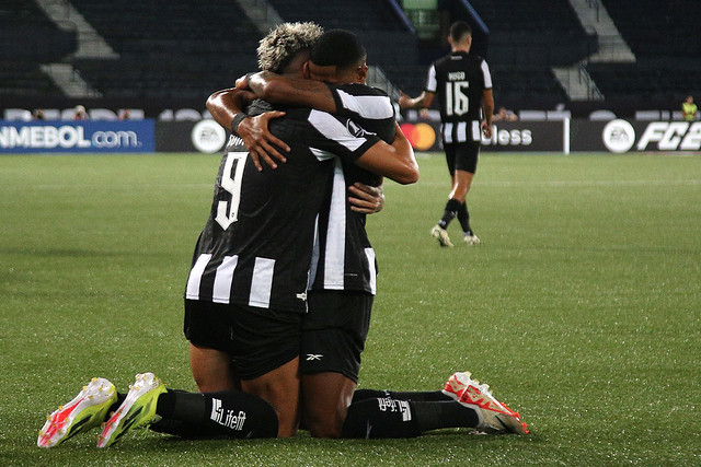 Júnior Santos e Tiquinho Soares brilharam na goleada do Botafogo (Foto: Vitor Silva/Botafogo)
