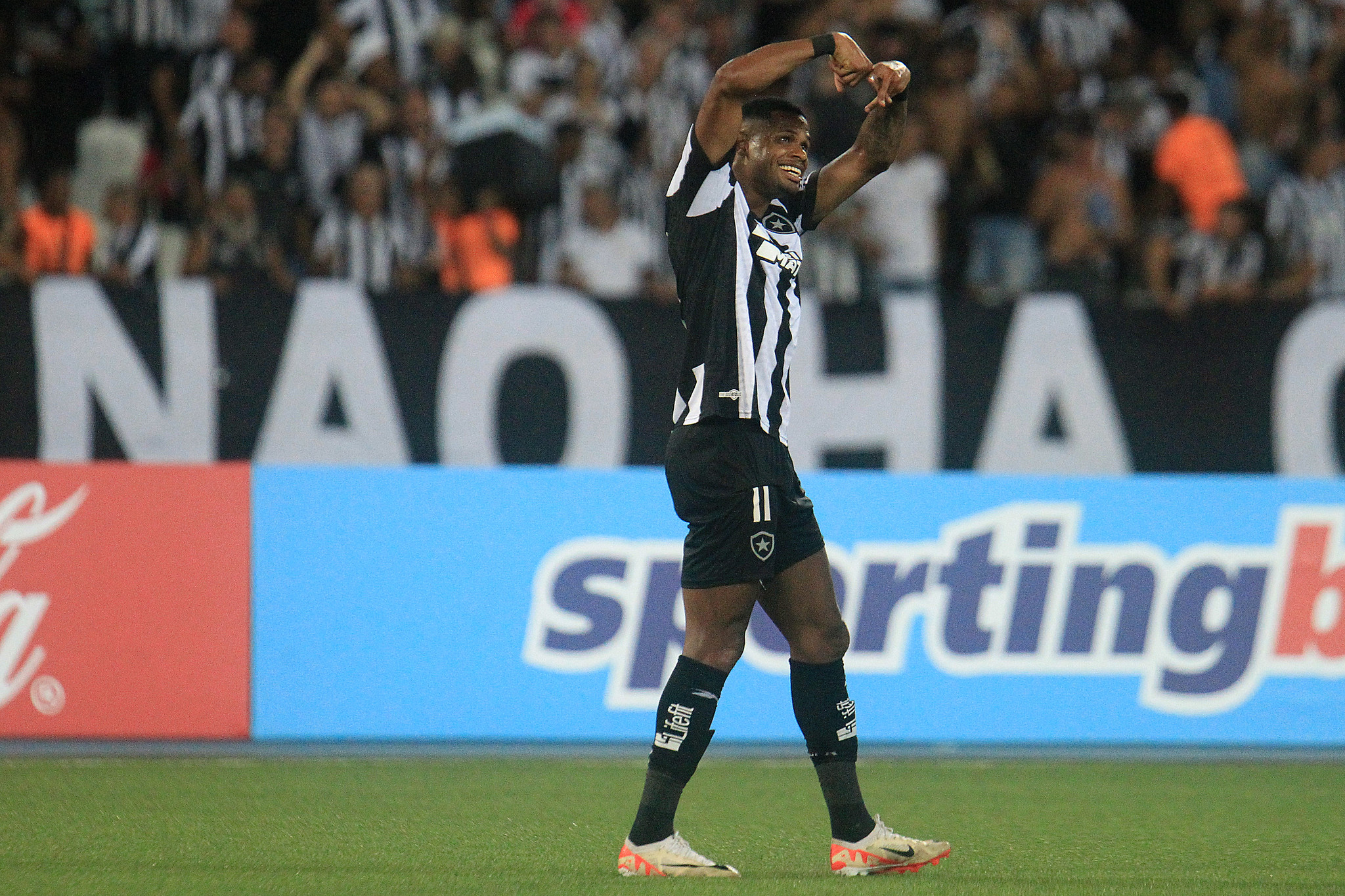 Júnior Santos comemorando um de seus gols. (Foto: Vitor Silva/Botafogo)