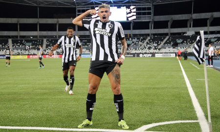 Tiquinho Soares comemorando seu gol diante do Aurora. (Foto: Vitor Silva/Botafogo)