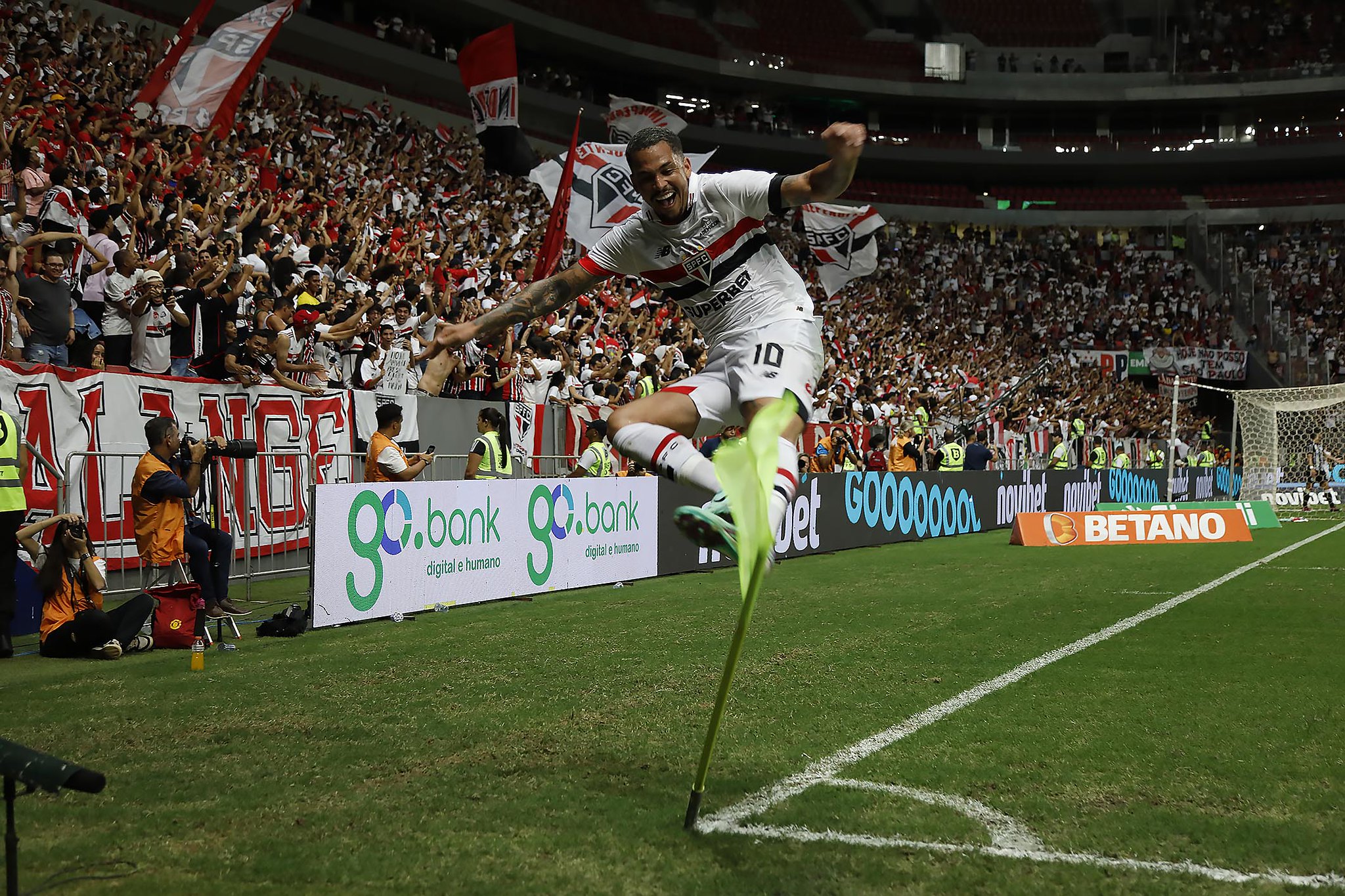 São Paulo vence e Luciano volta a marcar (Rubens Chiri/Saopaulofc.net)