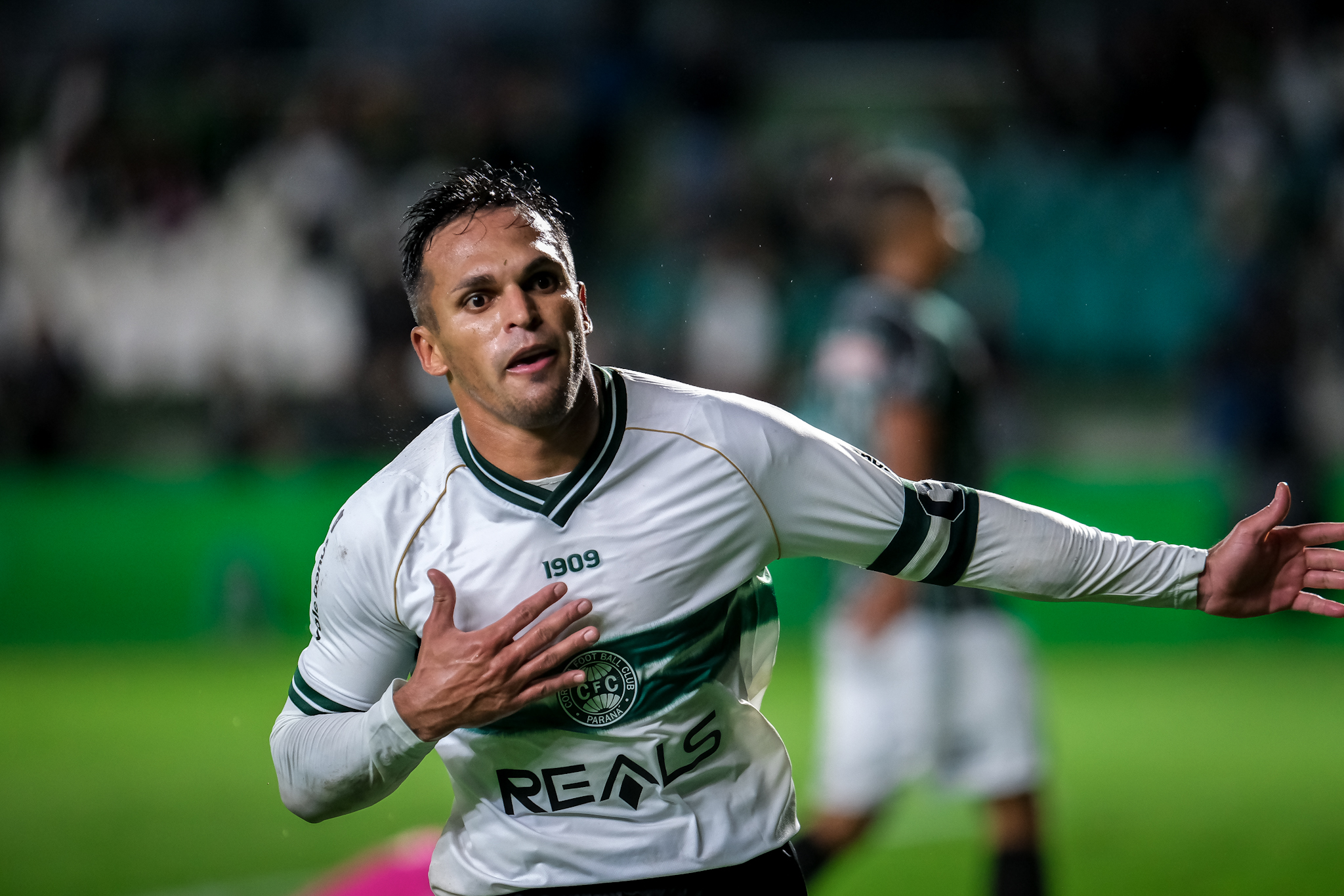 Robson comemorando gol (Foto: Gabriel Thá/Coritiba)