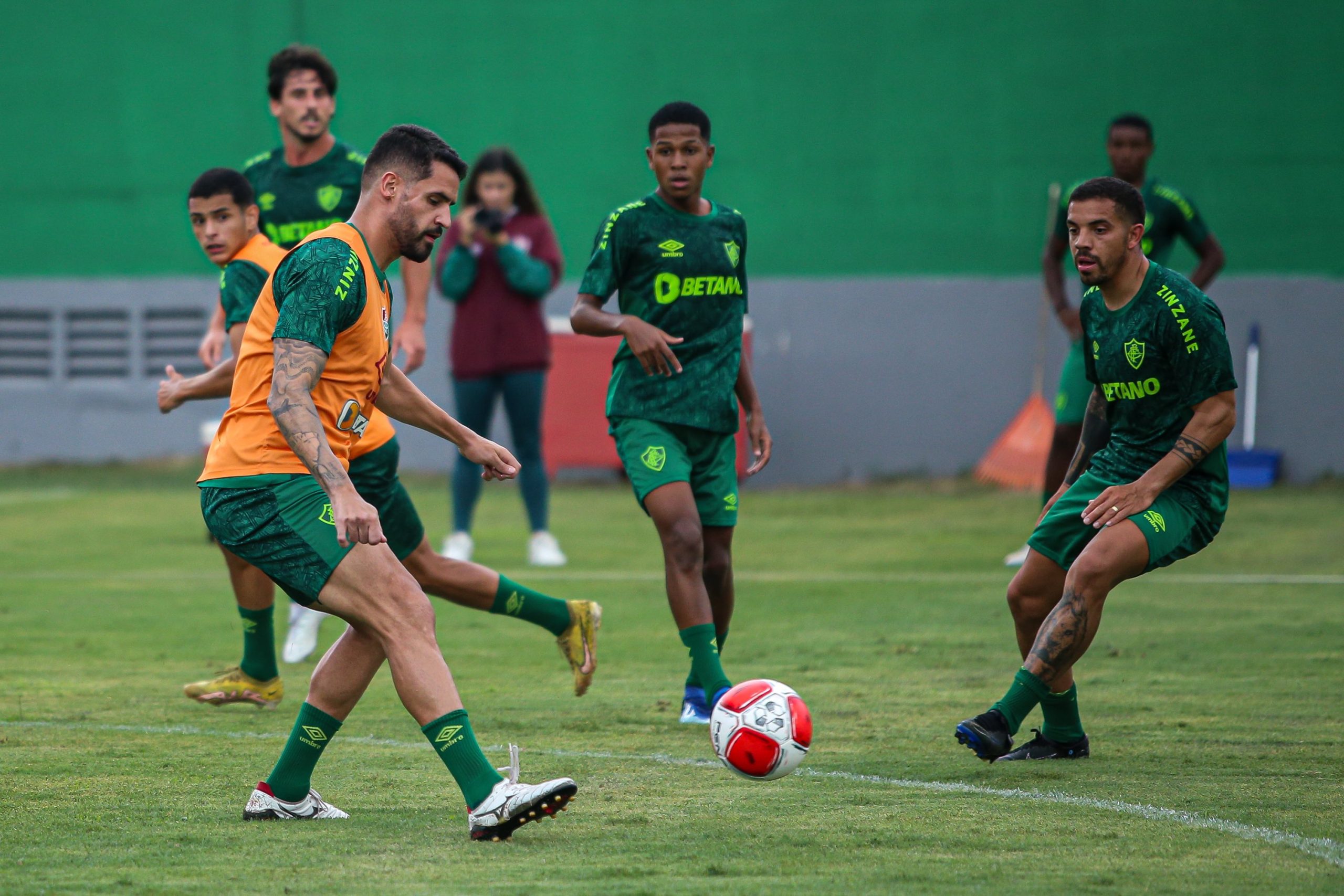 Renato Augusto e Terans no treino desta quinta-feira. Foto: Marcelo Gonçalves/FFC