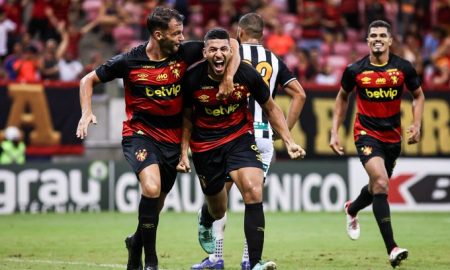 Jogadores do Sport comemoram gol diante do Central (Foto: Paulo Paiva / Sport)