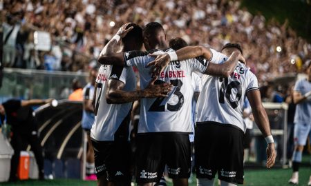 Jogadores do Vasco comemoram gol de Zé Gabriel