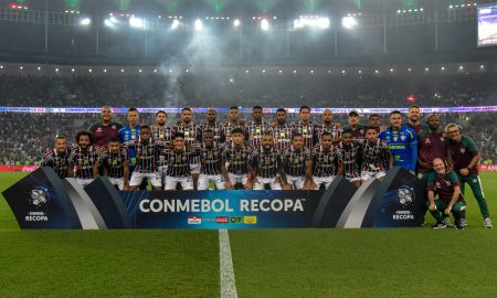 Elenco do Fluminense tira foto antes da final (Foto: Divulgação Conmebol)