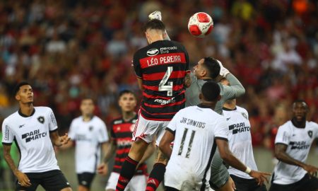Cabeçada decisiva de Léo nos acréscimos (Foto: Gilvan de Souza/Flamengo)