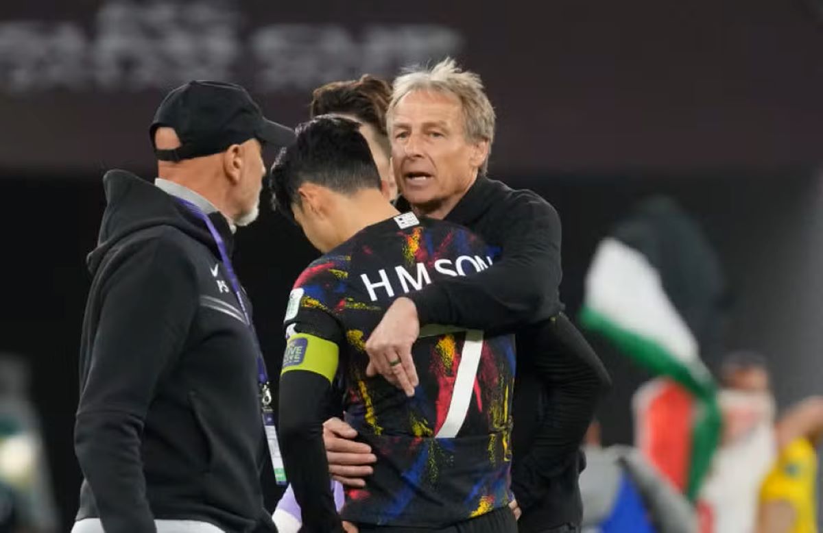 Jürgen Klinsmann consolando Son após a eliminação da Coreia do Sul na semifinal da Copa da Ásia (Foto: Getty Images)