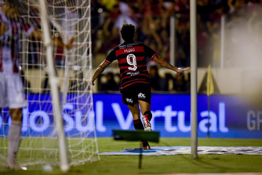 Pedro ultrapassou Romário no quesito com a camisa do Flamengo (Foto: Reprodução / Twitter Flamengo)