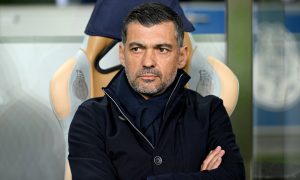 Sérgio Conceição observando do banco o jogo entre Porto e Arsenal (Foto: Michael Regan | Getty Images)