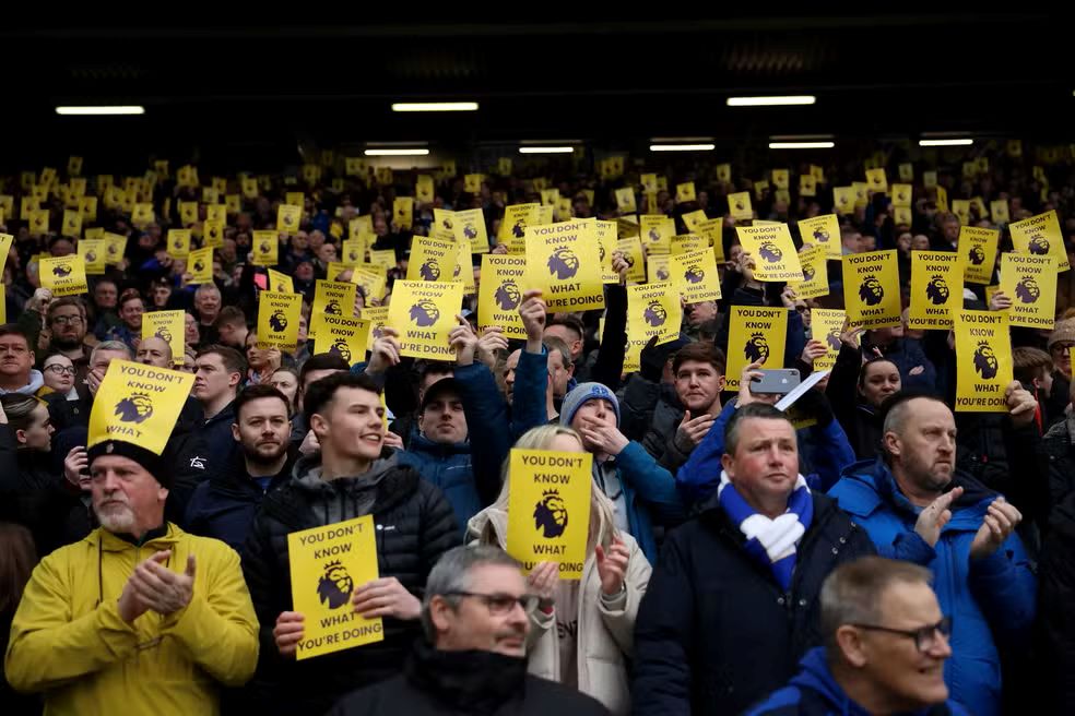 Torcida do Everton protestanto contra a Premier League (Foto: REUTERS)