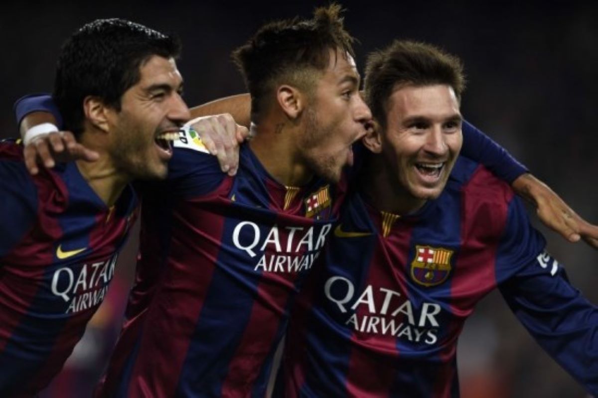 Trio MSN comemorando um gol do Barcelona (LLUIS GENE/AFP)