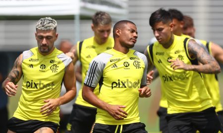 De La Cruz em treinamento com seus companheiros no Flamengo Divulgação / Flamengo
