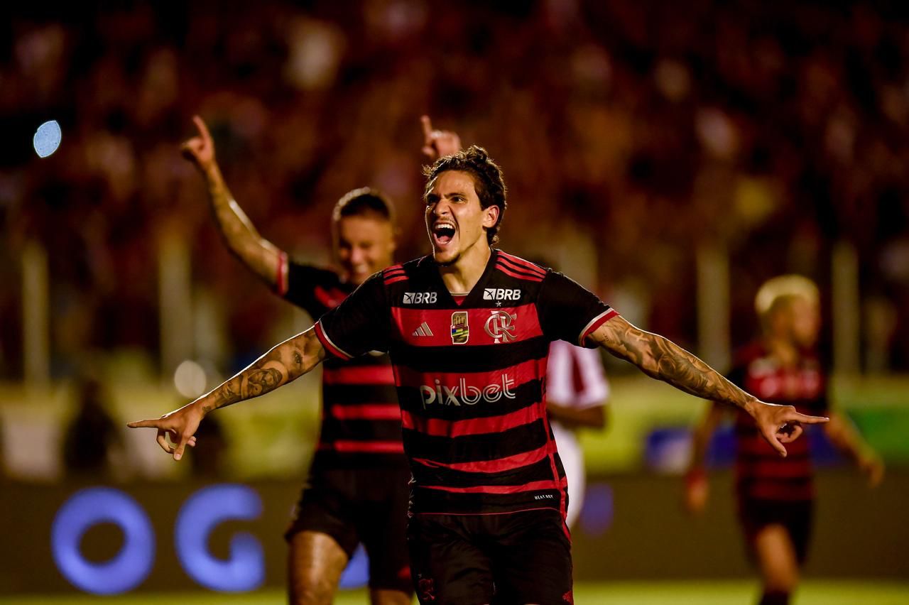 Pedro faz 3 gols contra o Bangu (Foto: Marcelo Cortes/Flamengo)