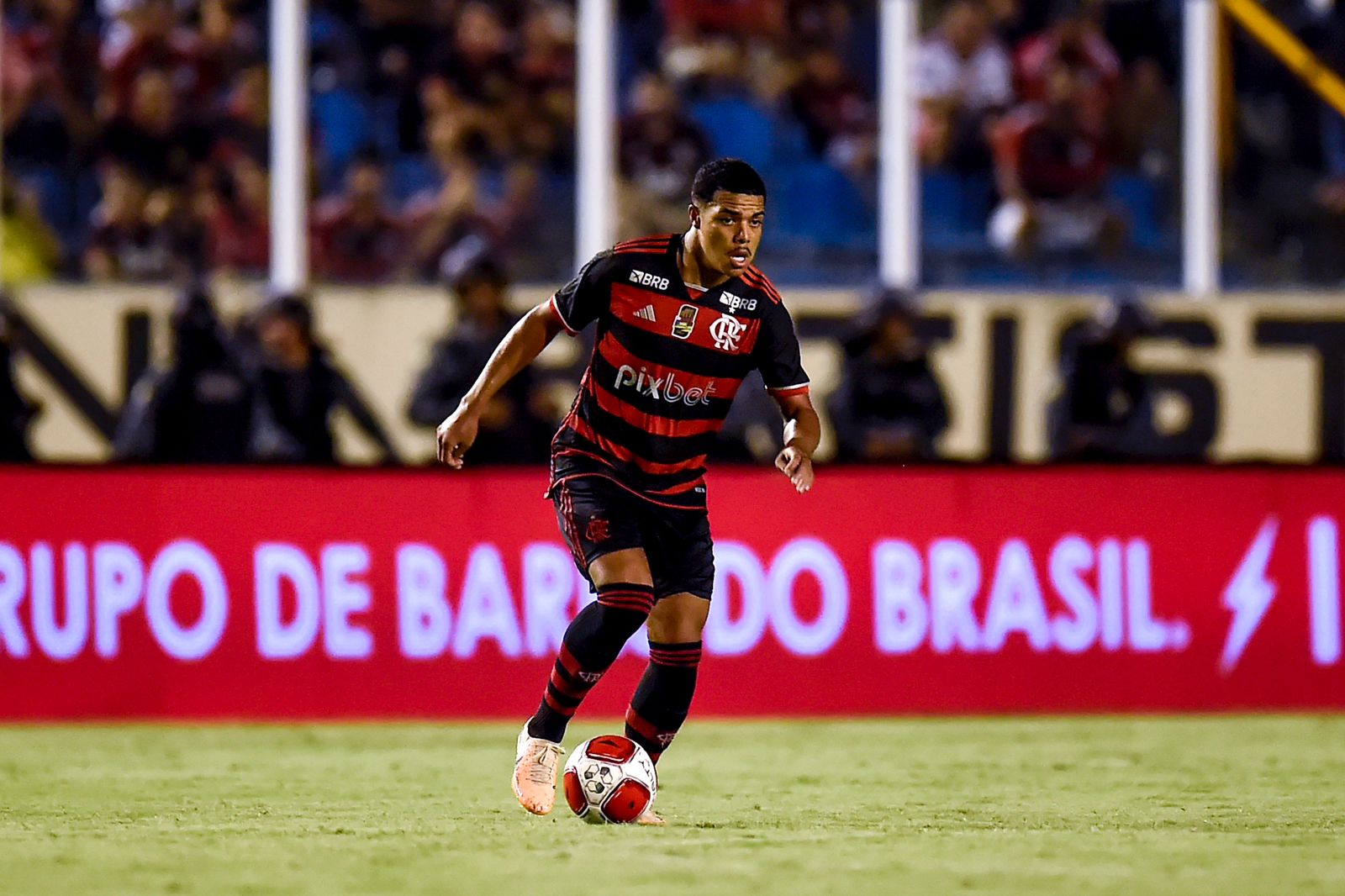 Igor Jesus terá chance de garantir seu lugar no elenco do Flamengo, nas ausências de Gerson e Allan Foto: Marcelo Cortes/CRF